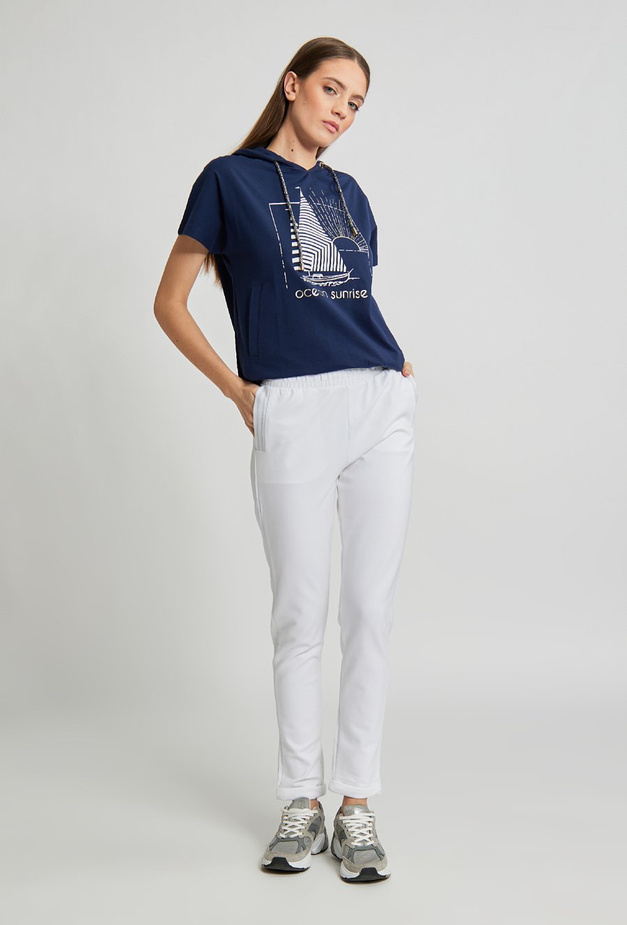 Materiałowe spodnie z kontrastującą tasiemką