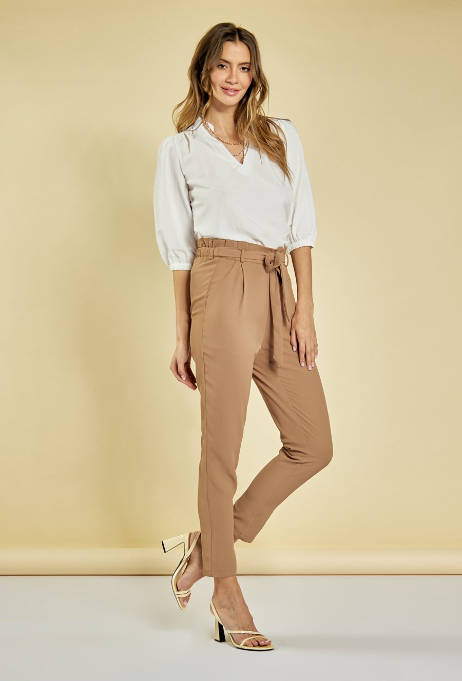 Cygaretki w odcieniu brązu z wysokim stanem