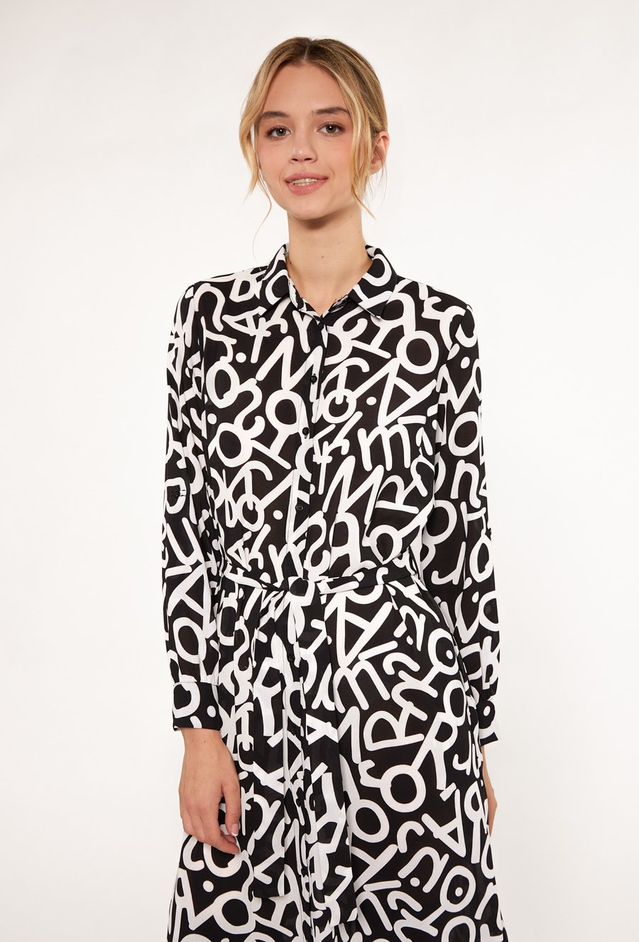 Wzorzysta szmizjerka damska z paskiem