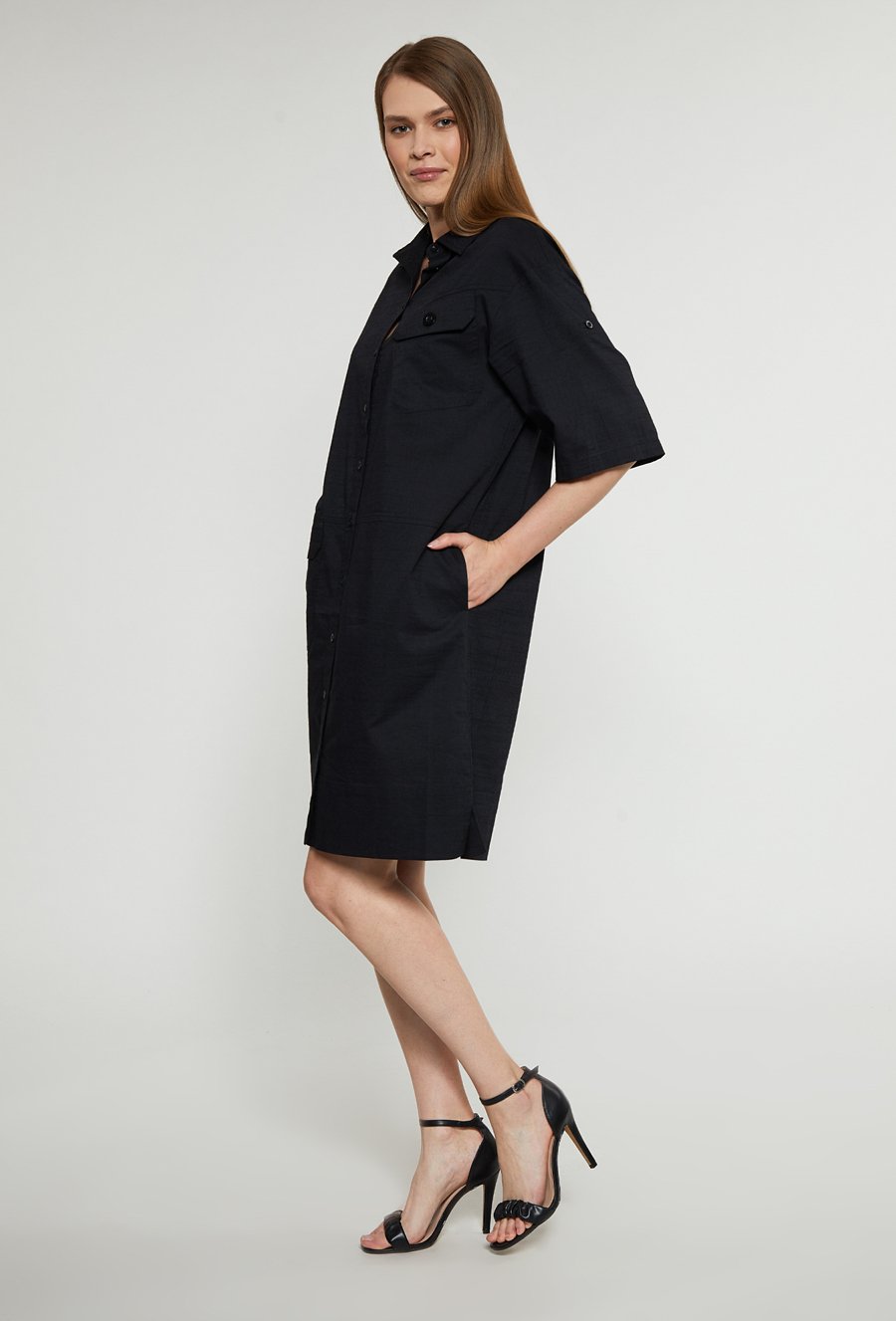 Koszulowa sukienka o luźnym kroju