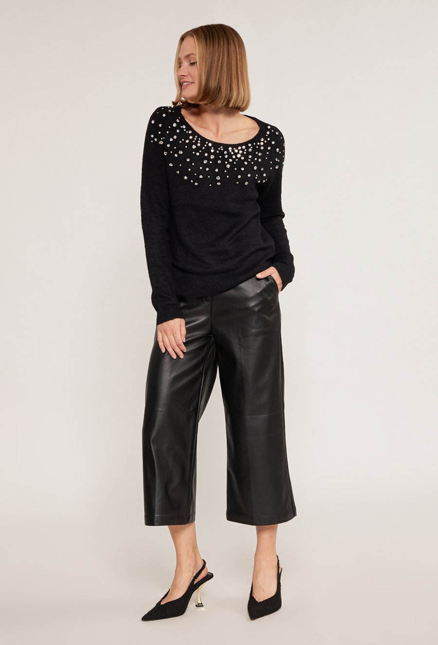 Sweter z biżuteryjną aplikacją