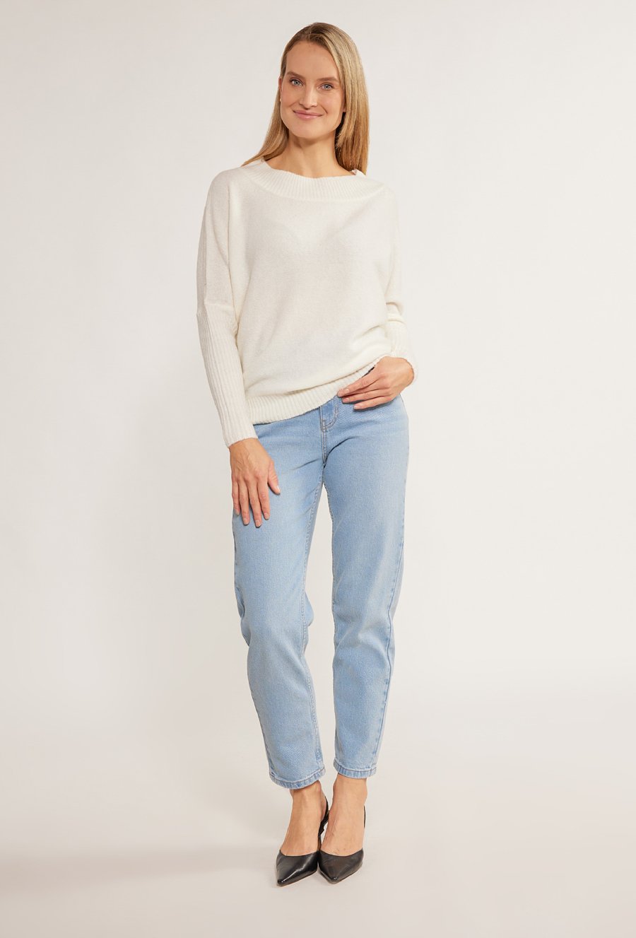 Gładki sweter o luźnym kroju