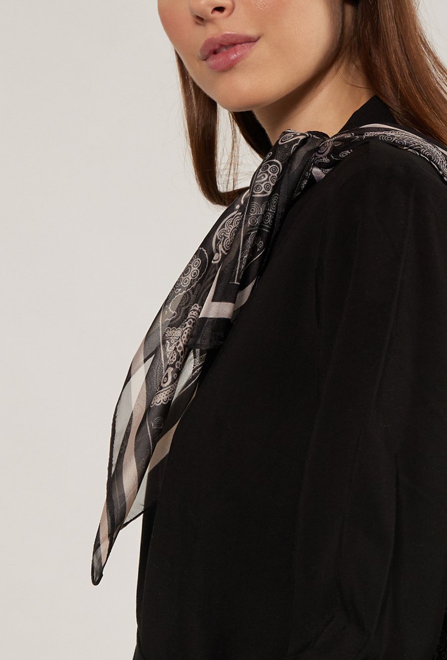 Szal damski w ornamentalny wz&oacute;r