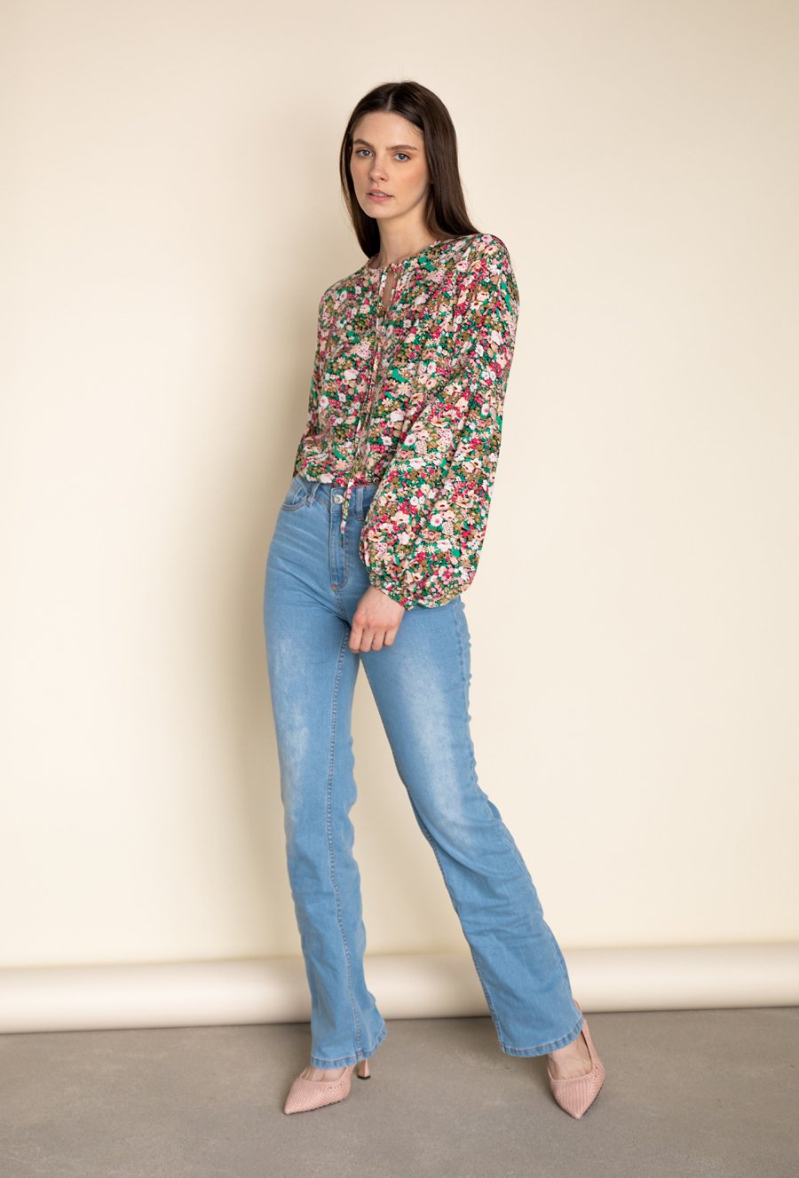 Bluzka w kwiaty z szerokim rękawem