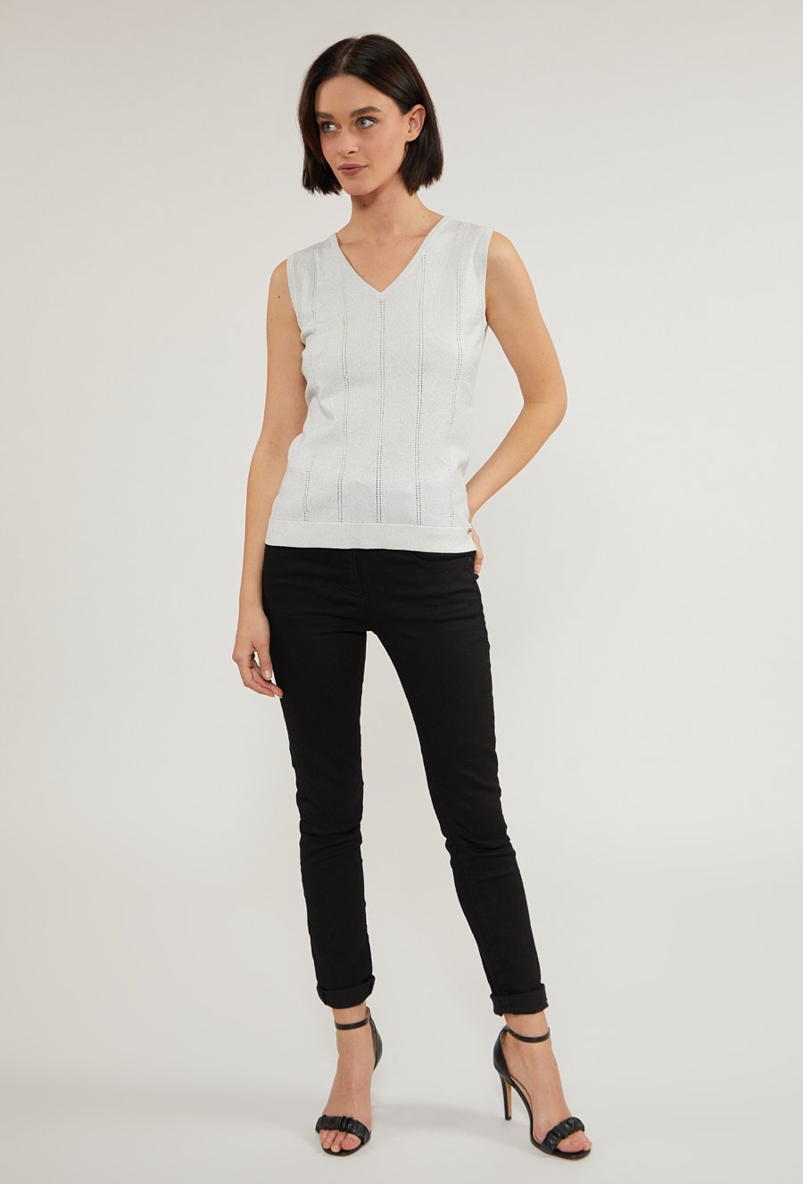 Sweter damski z połyskującą nicią