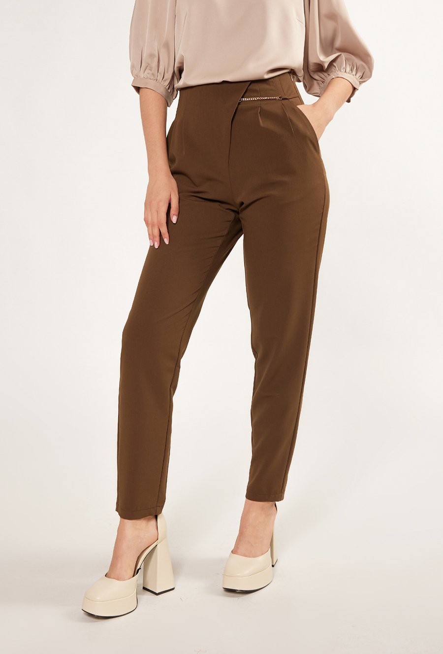 Materiałowe spodnie z aplikacją