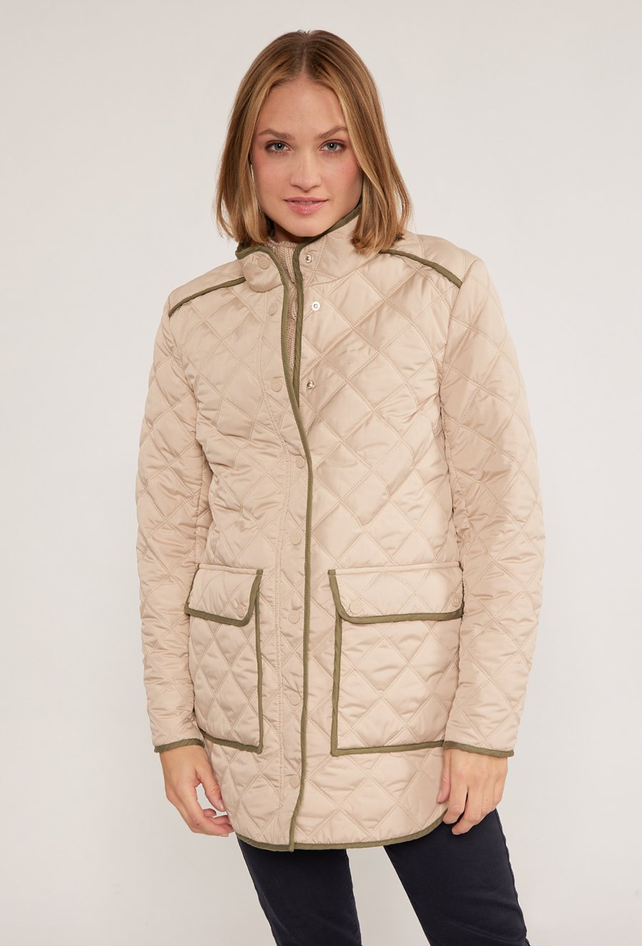 Płaszcz damski z pikowaniem