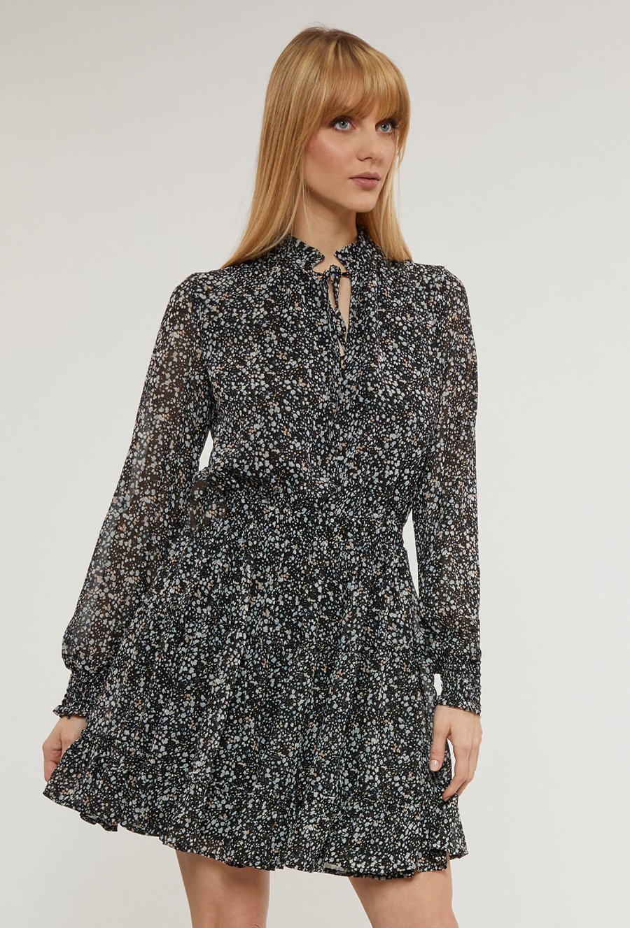 Kr&oacute;tka sukienka z falbanami