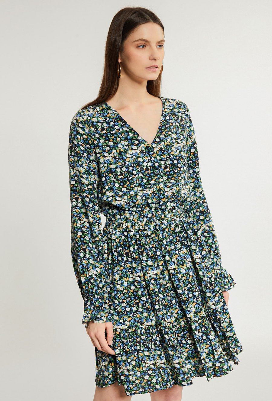 Sukienka w drobne kwiaty z falbanami