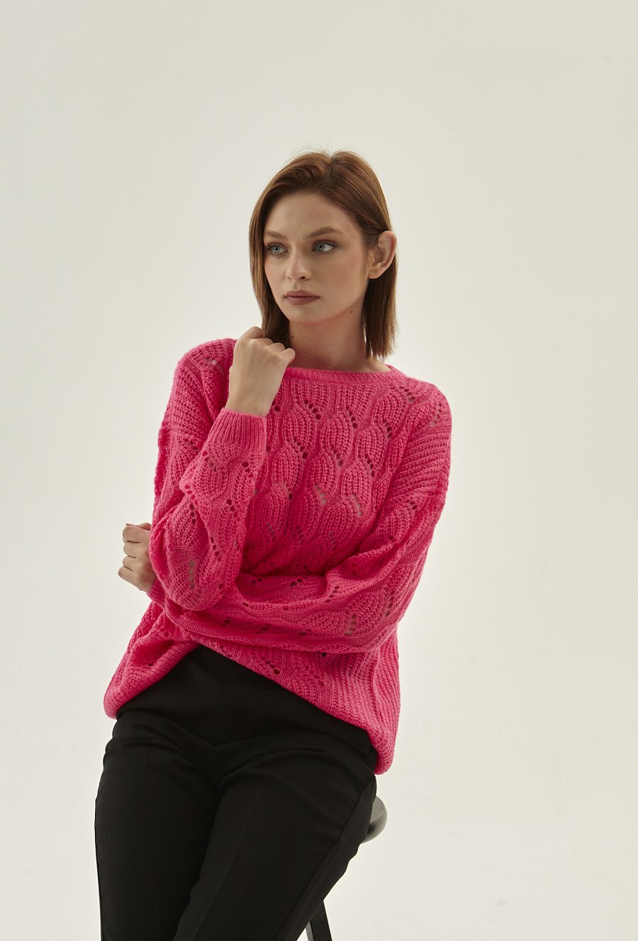 Ażurowy sweter w odcieniu r&oacute;żu