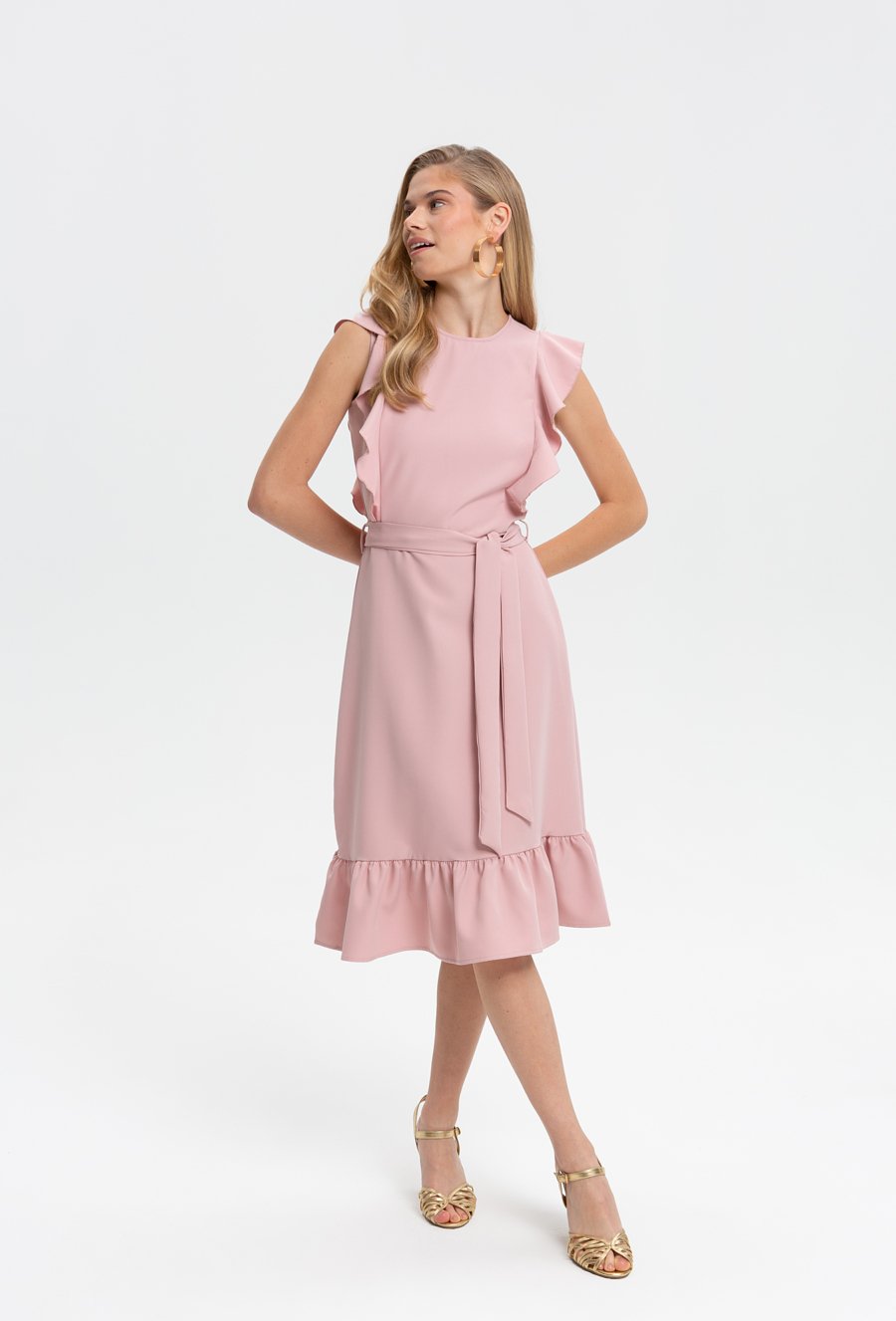 R&oacute;żowa sukienka z falbaniastym rękawem