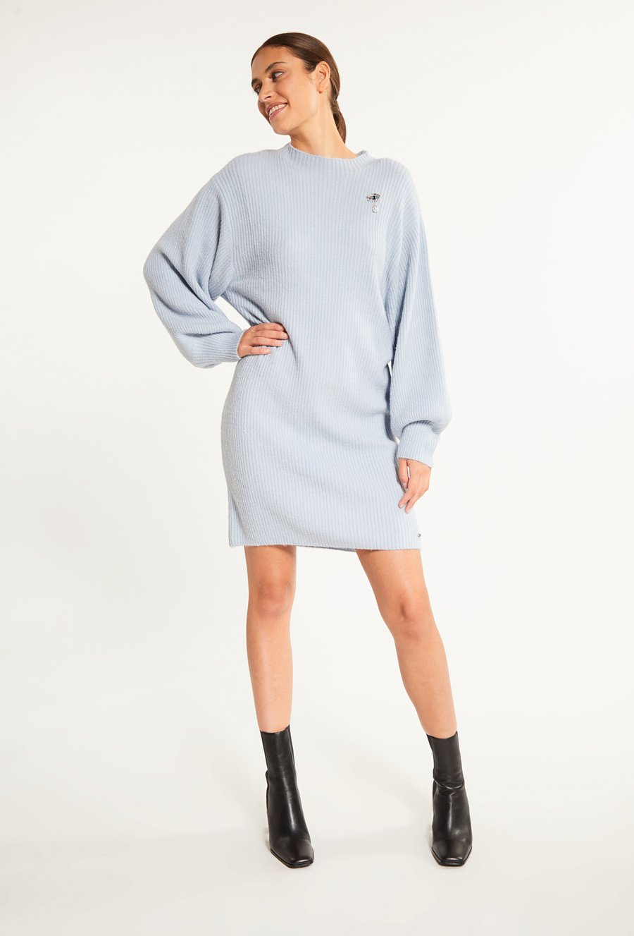 Swetrowa sukienka z broszką