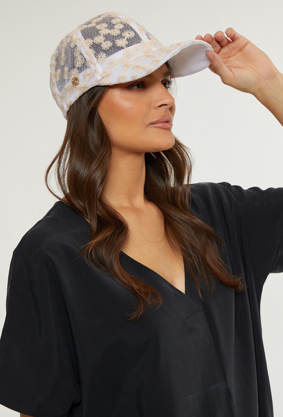 Czapka damska z kwiecistą aplikacją
