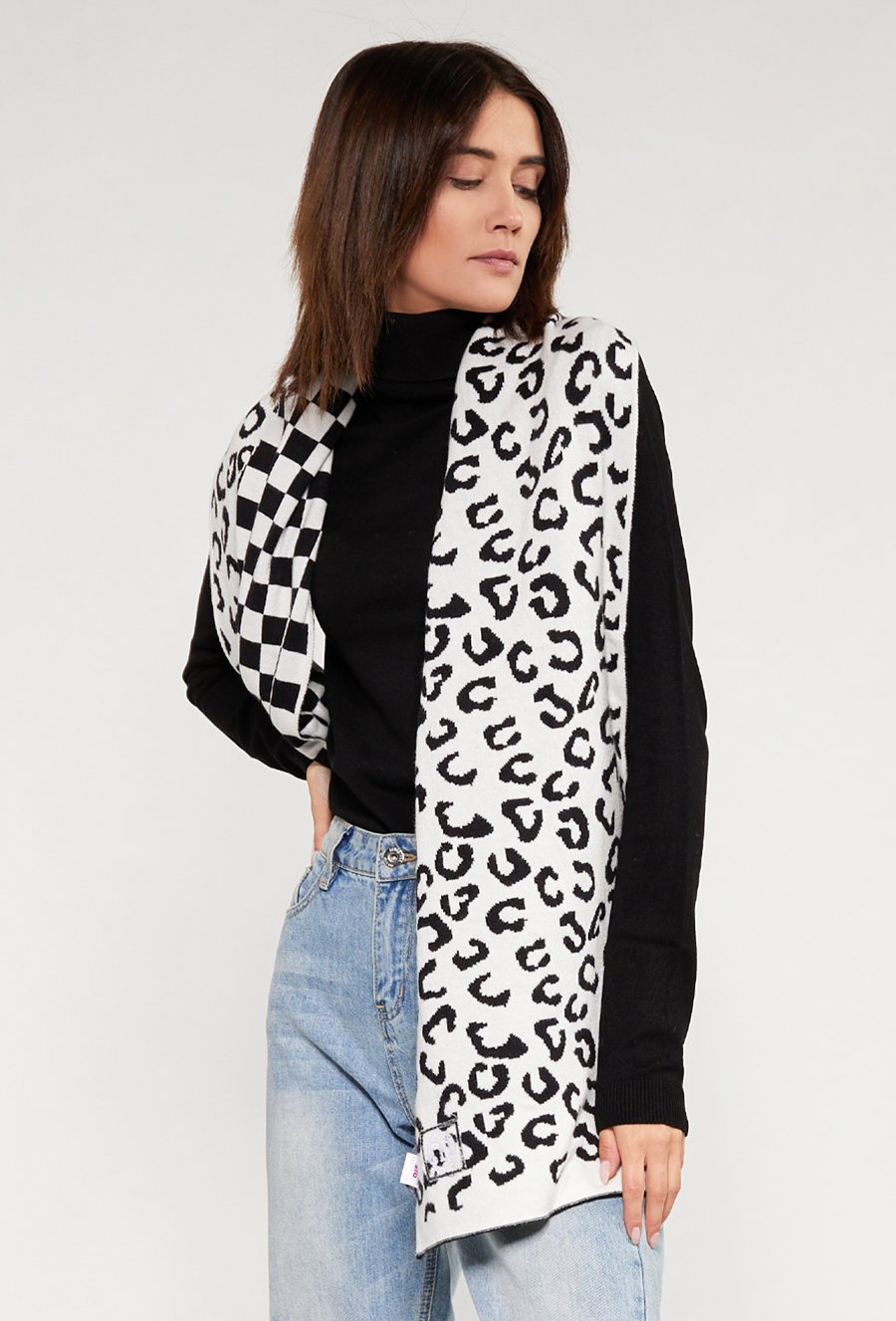 Wzorzysty szal damski