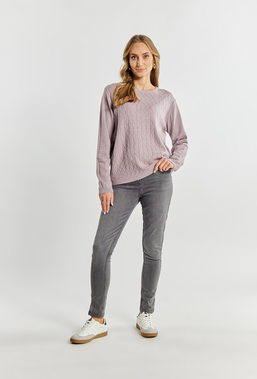 Sweter damski z delikatnym zdobieniem