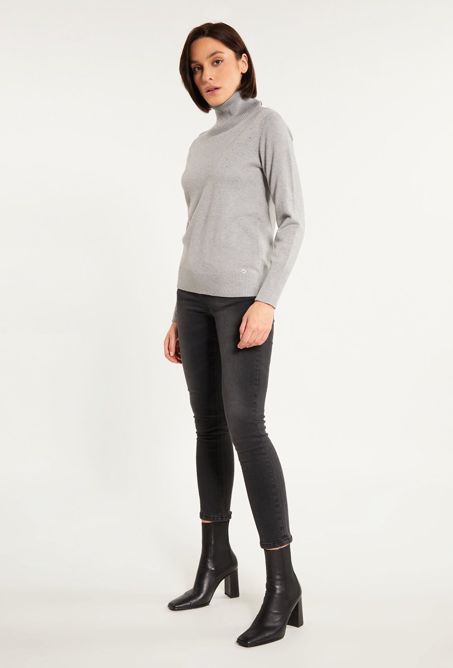 Golf damski z biżuteryjną aplikacją