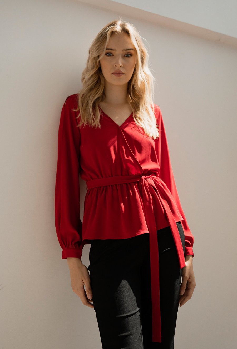 Czerwona bluzka wiązana w talii