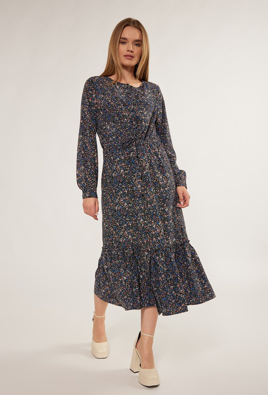 Kwiecista długa sukienka z falbaną