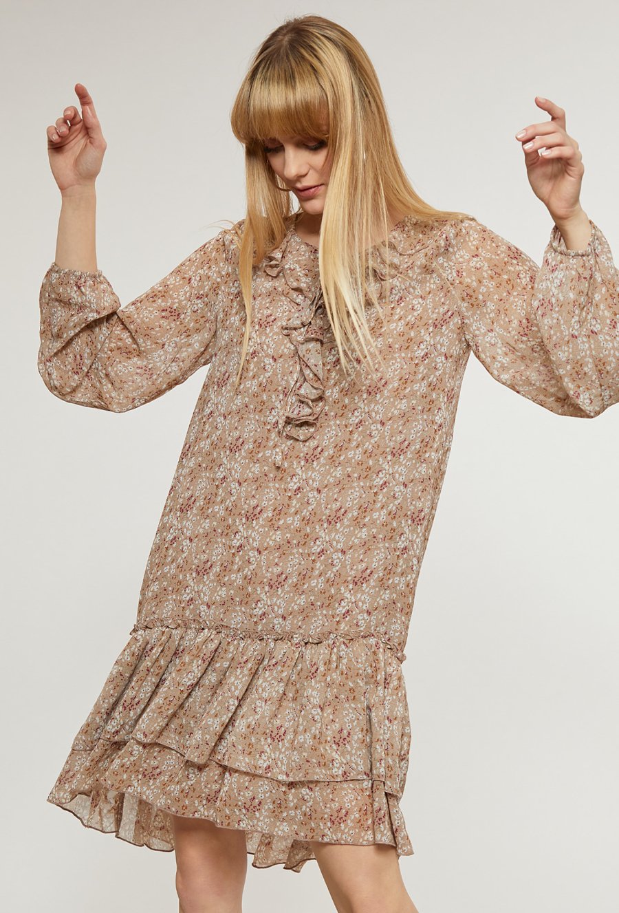 Sukienka w kwiaty z falbanami