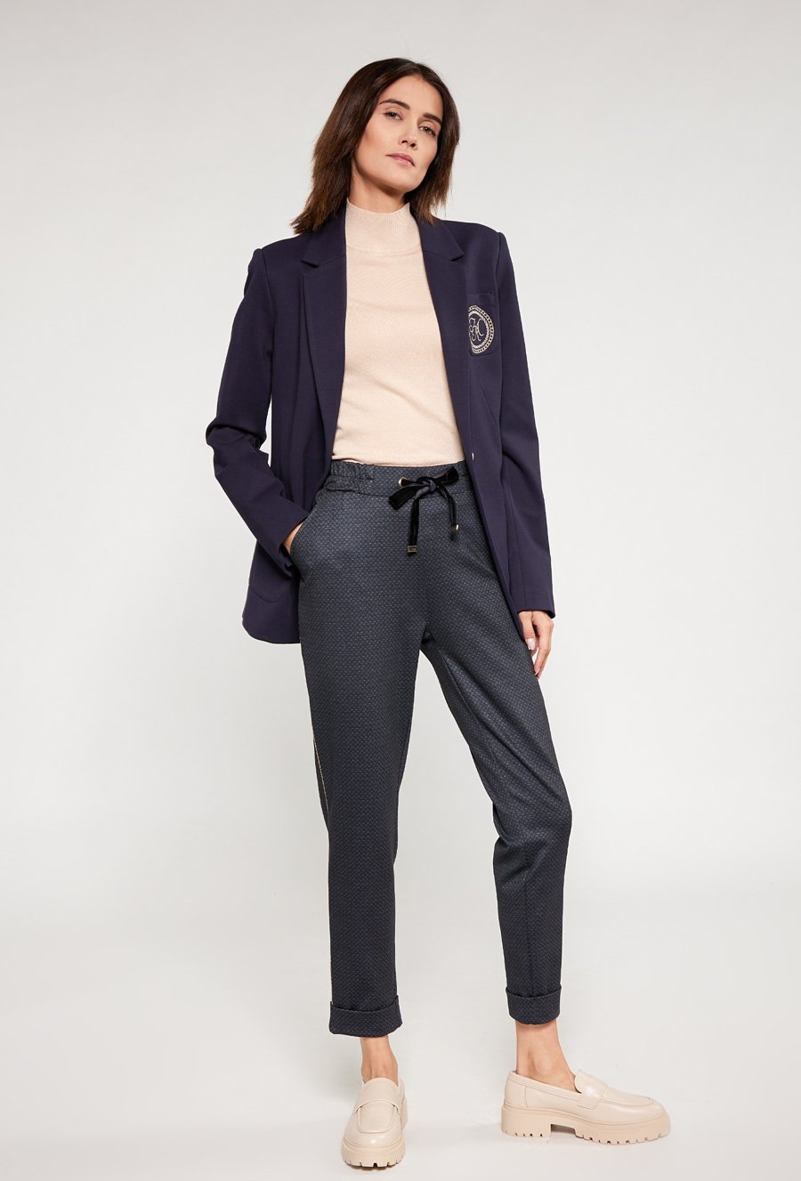 Materiałowe spodnie z wiązaniem