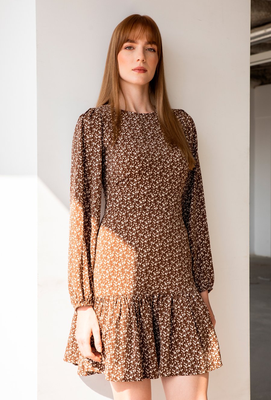 Sukienka w drobny print z falbaną