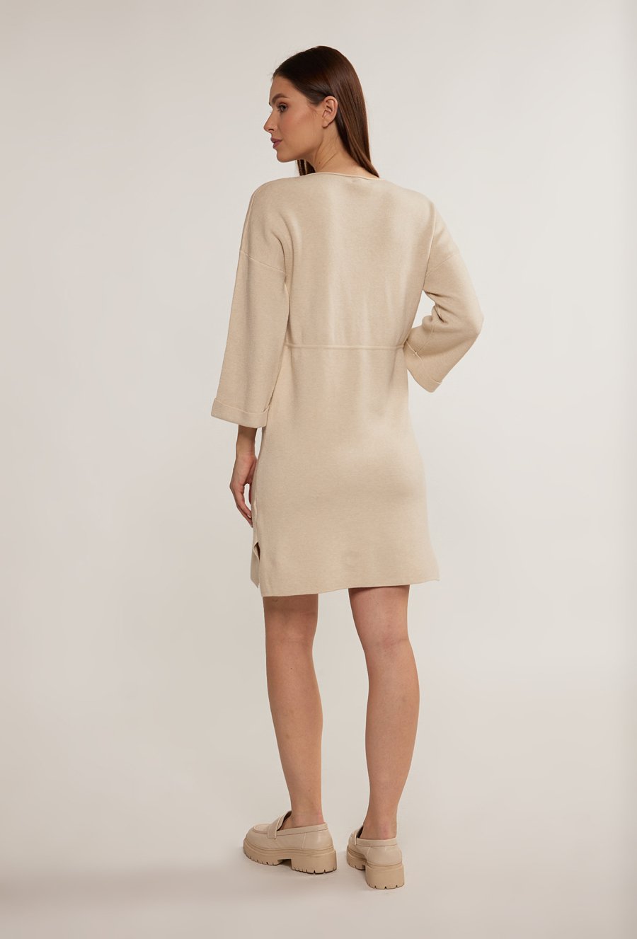 Swetrowa sukienka ze ściągaczem w talii