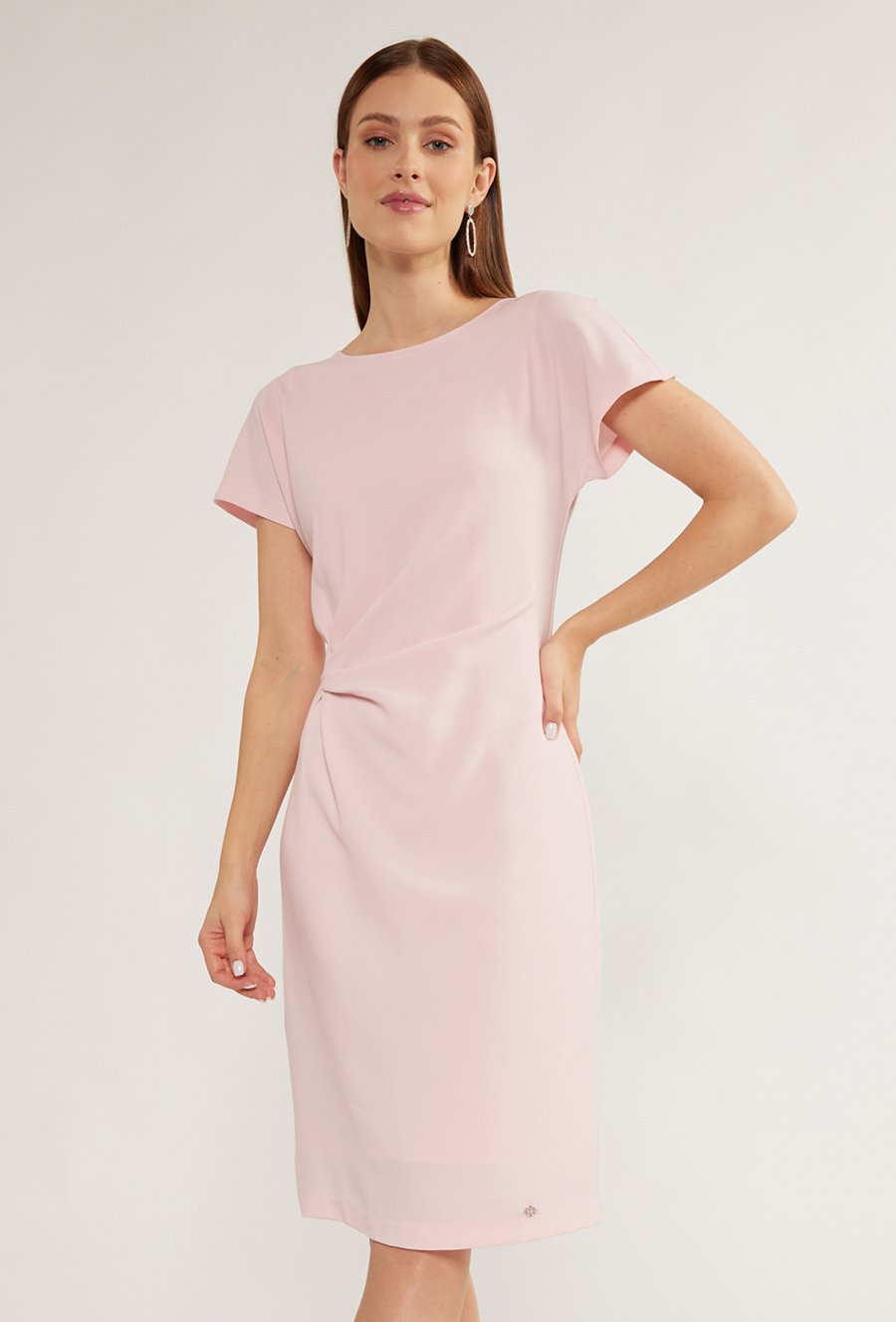 Elegancka sukienka z ozdobnym marszczeniem