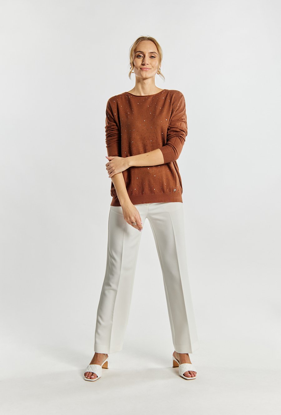 Sweter damski z ozdobną aplikacją