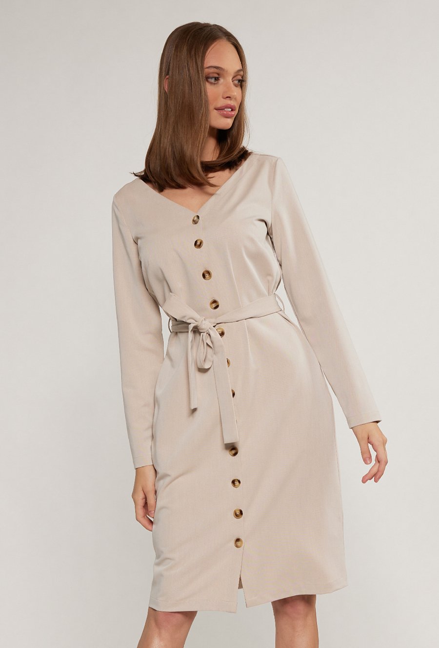 Sukienka z wiązaniem w talii