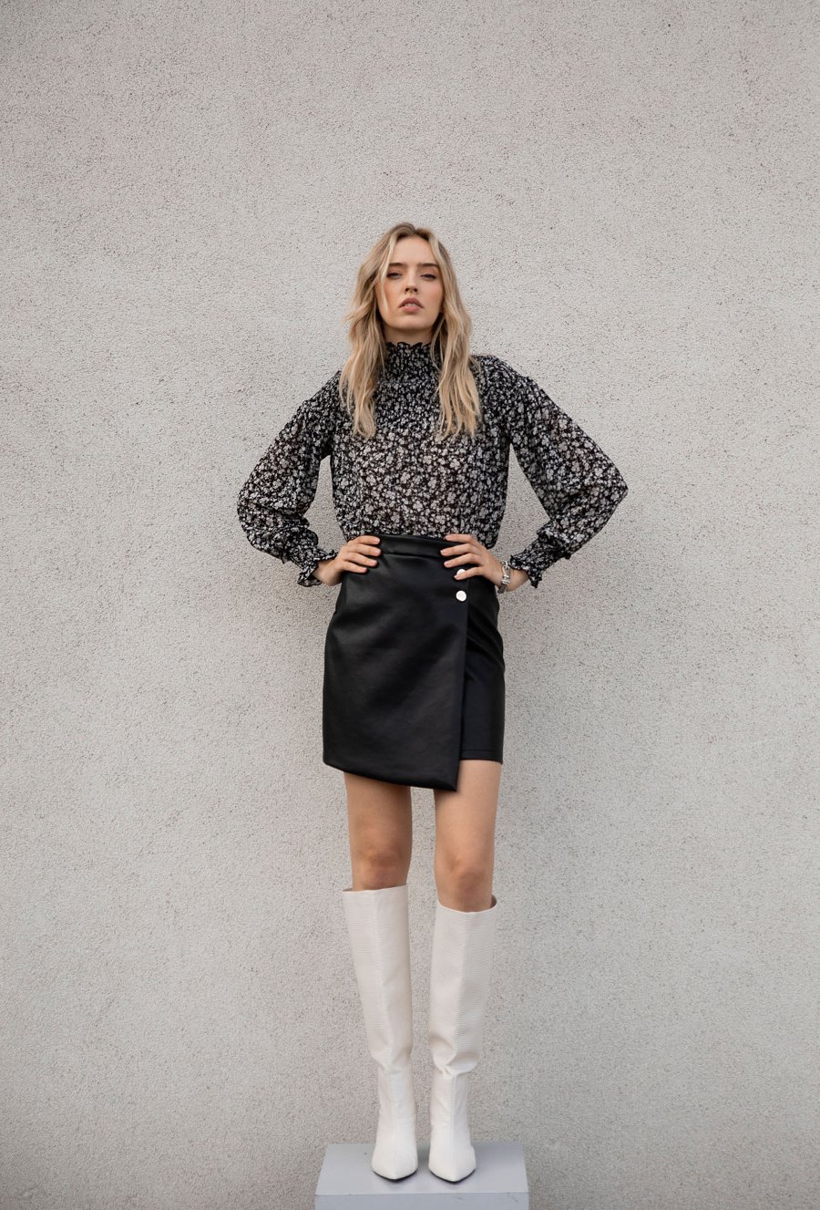 Czarna sp&oacute;dniczka mini z ekosk&oacute;ry