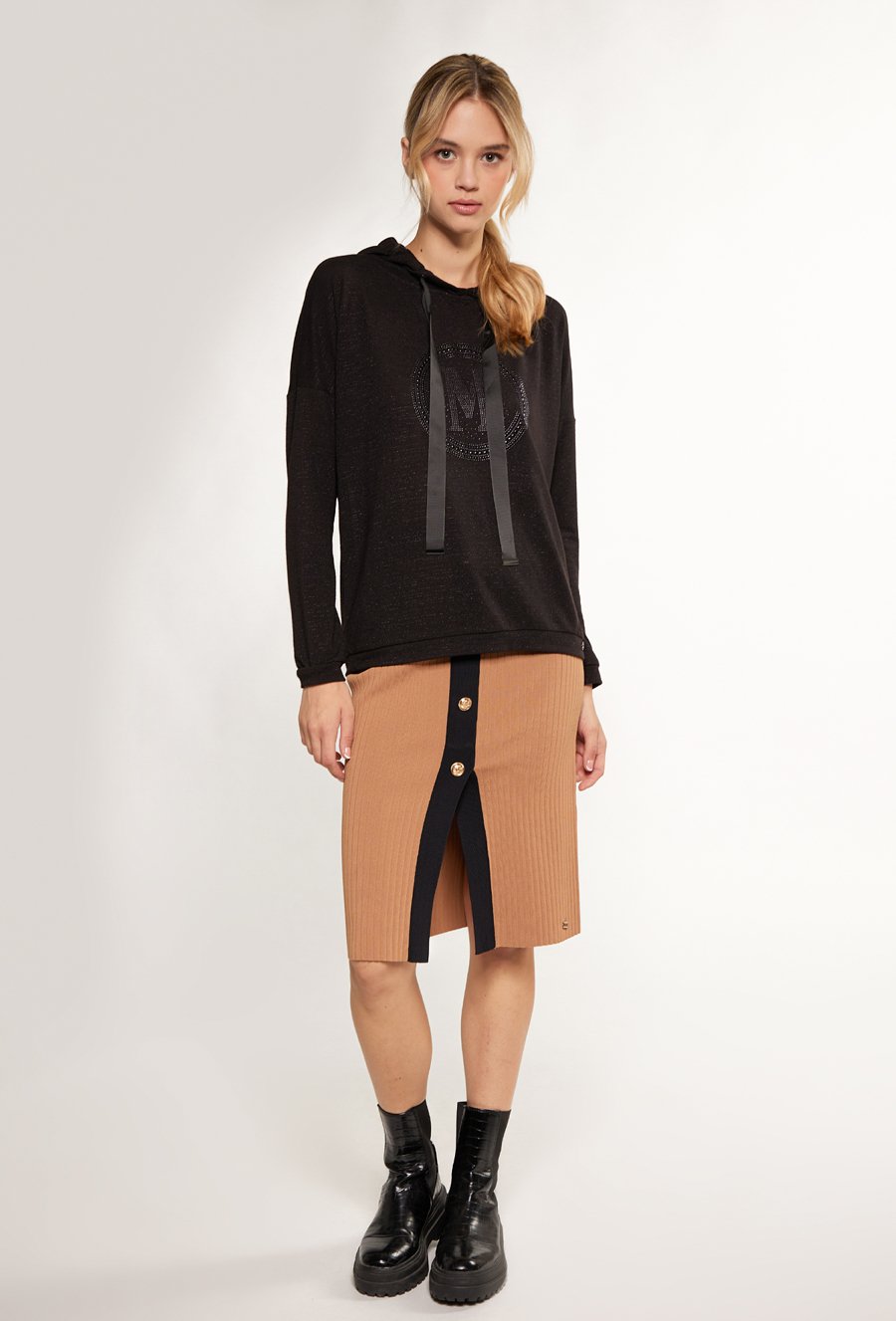 Prążkowana sp&oacute;dnica o dopasowanym kroju