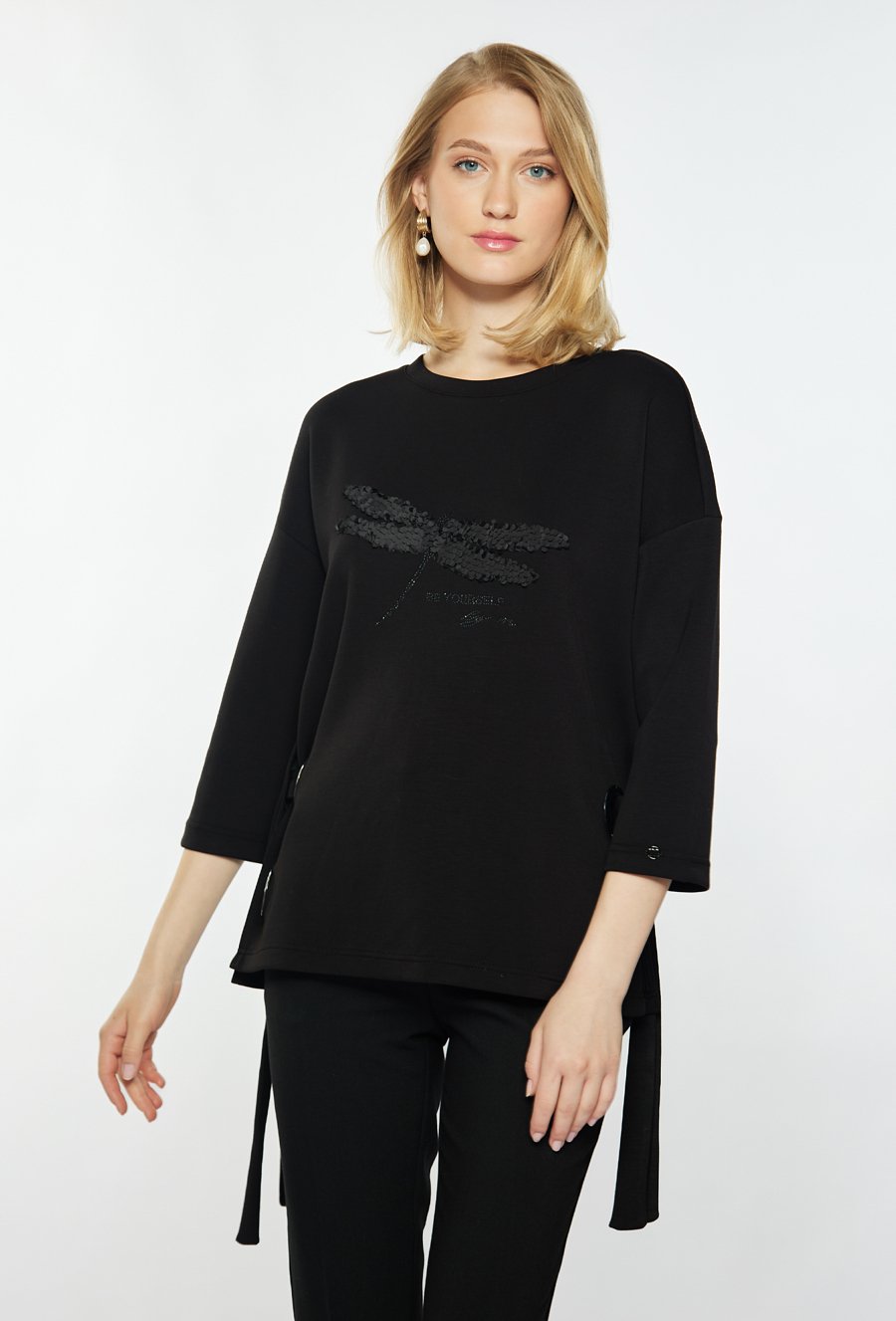 Bluza damska z ciekawą aplikacją