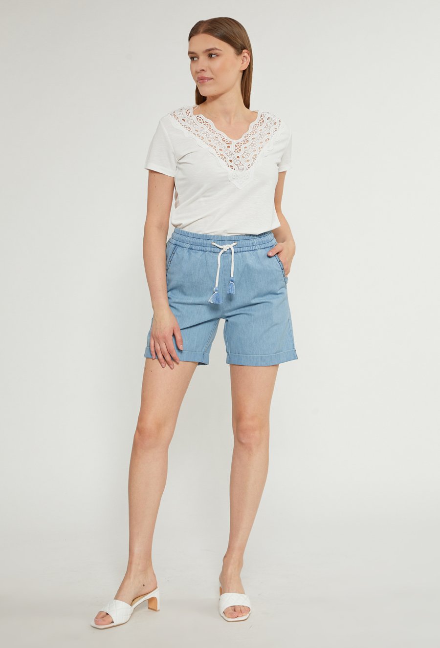 Bluzka z koronkowym wykończeniem