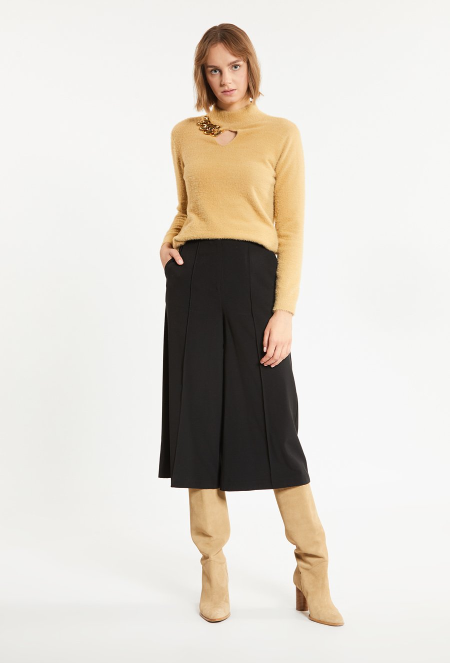 Sweter damski z biżuteryjną aplikacją