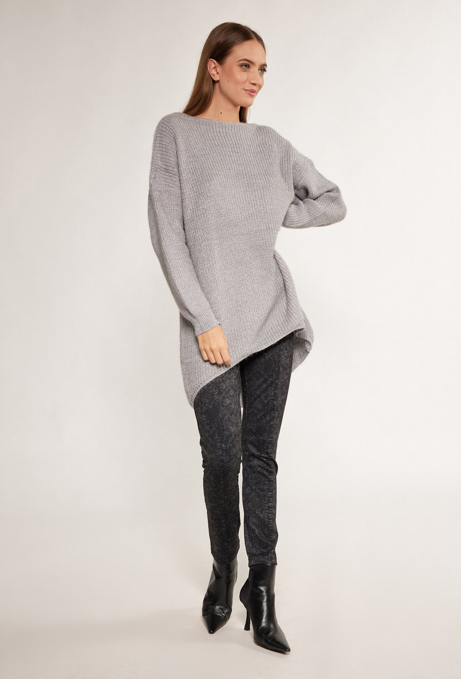 Sweter z dłuższym tyłem