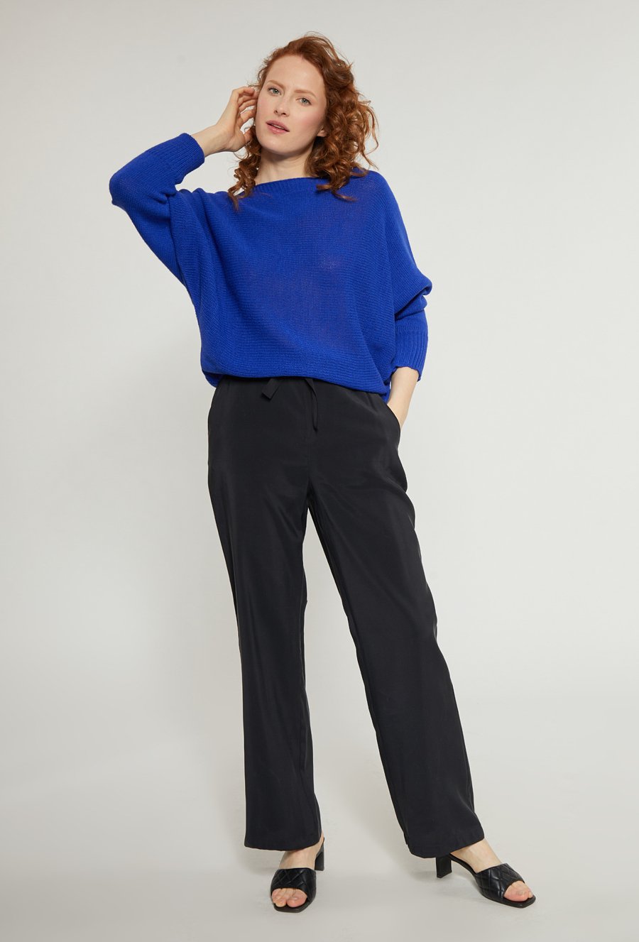 Sweter z wiązaniem z tyłu