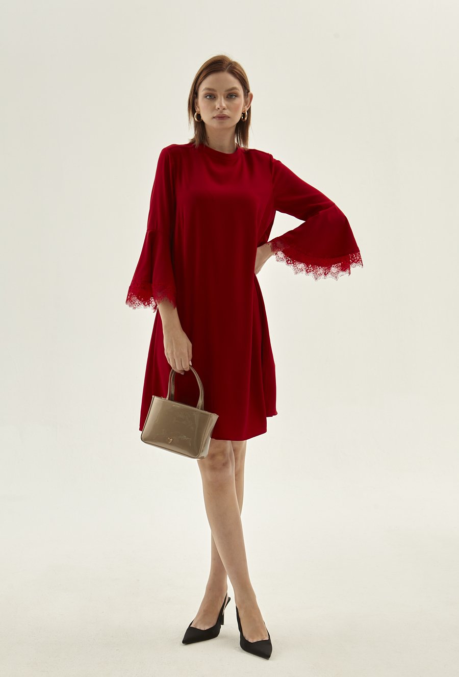 Sukienka z rozszerzanym rękawem