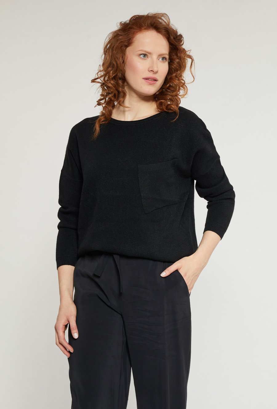 Sweter damski z ozdobnym wiązaniem