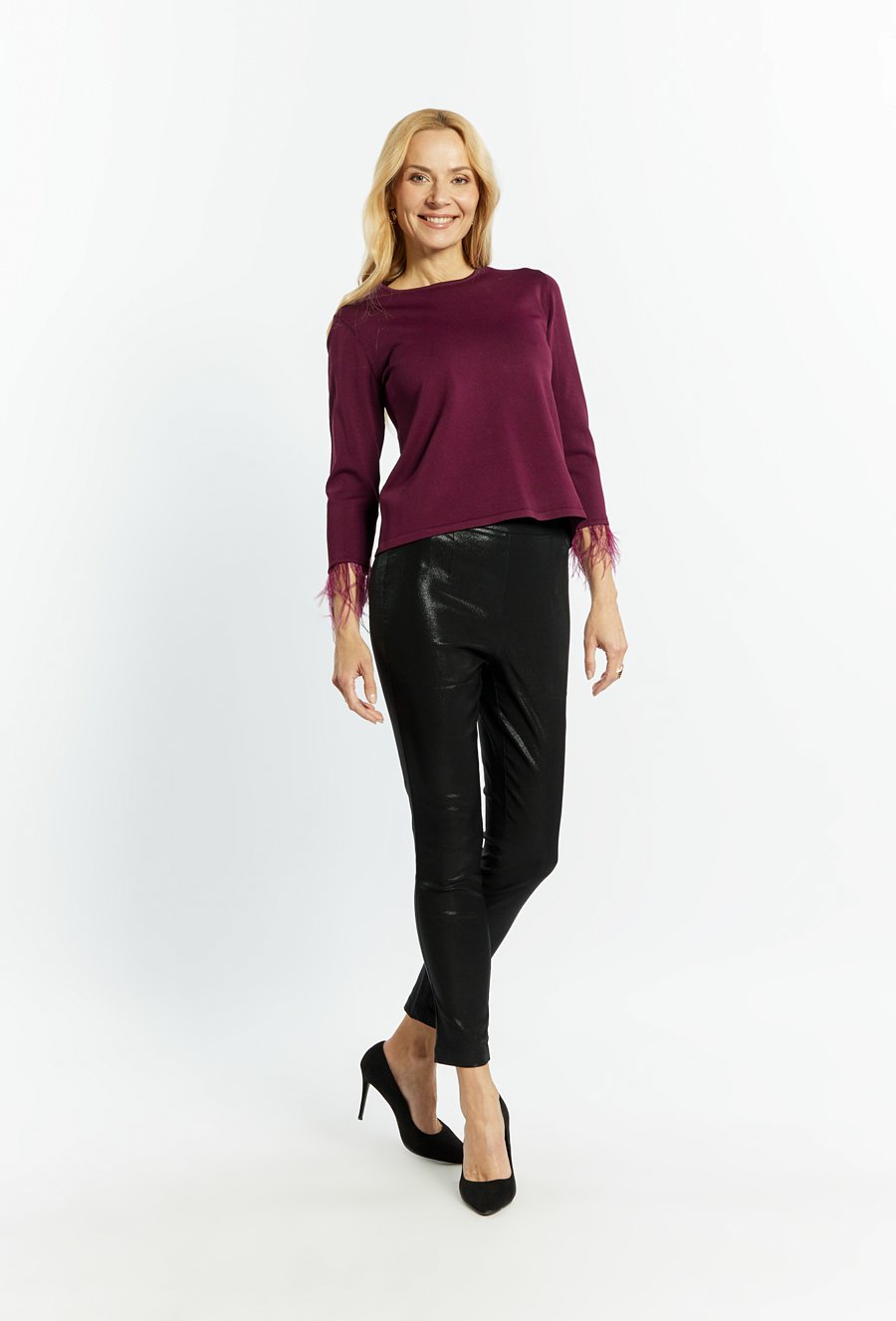 Sweter damski z ozdobnymi mankietami