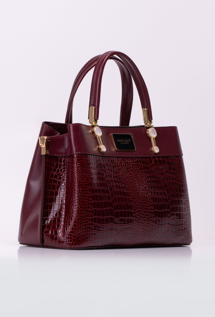 Akt&oacute;wka z biżuteryjną aplikacją