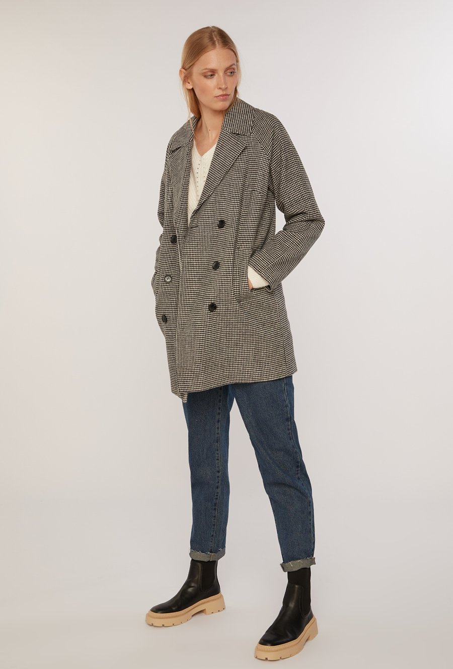 Klasyczny płaszcz w pepitkę