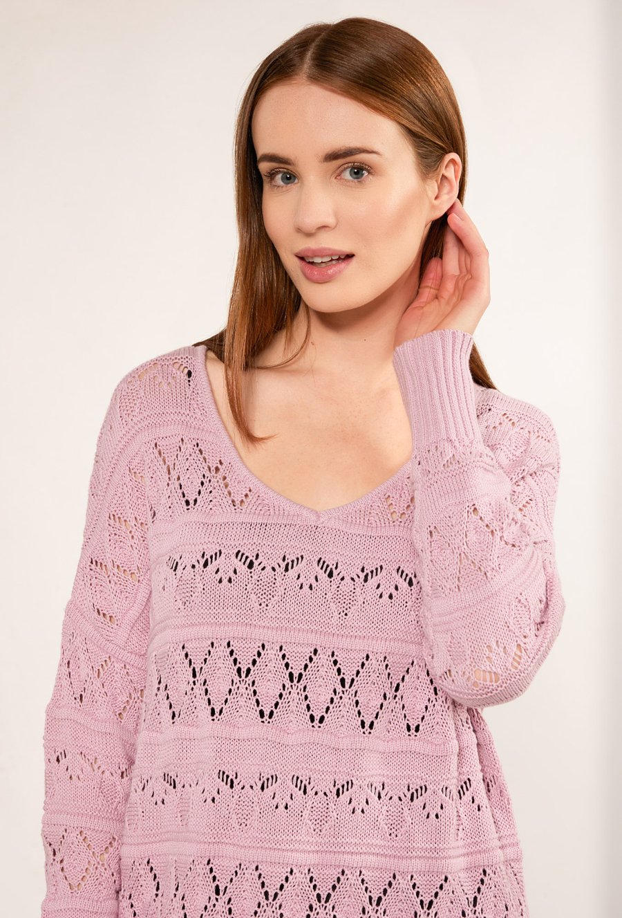 Ażurowy sweter o dłuższym kroju