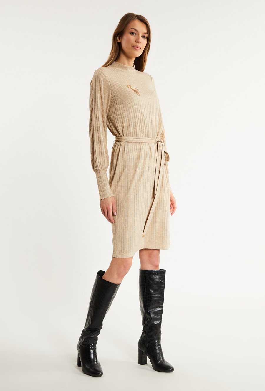 Prążkowana sukienka damska z przywieszką