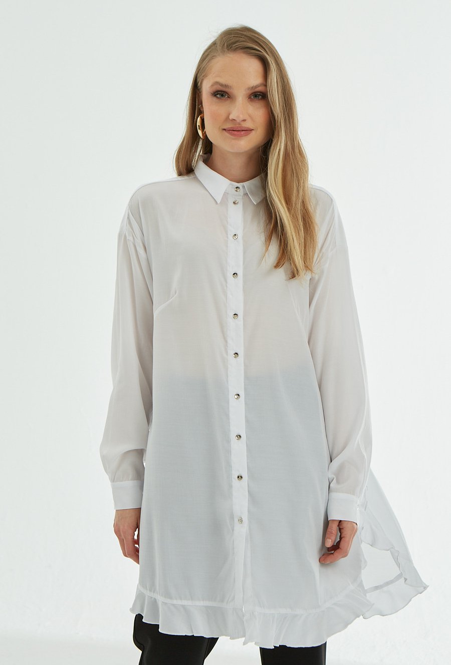Długa biała koszula z ozdobną falbanką