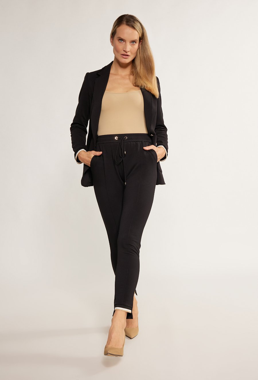 Spodnie materiałowe z ozdobnym wykończeniem