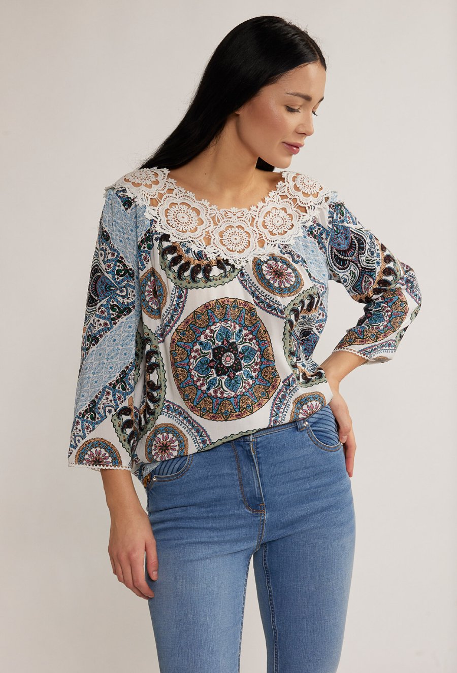 Wzorzysta bluzka z koronką