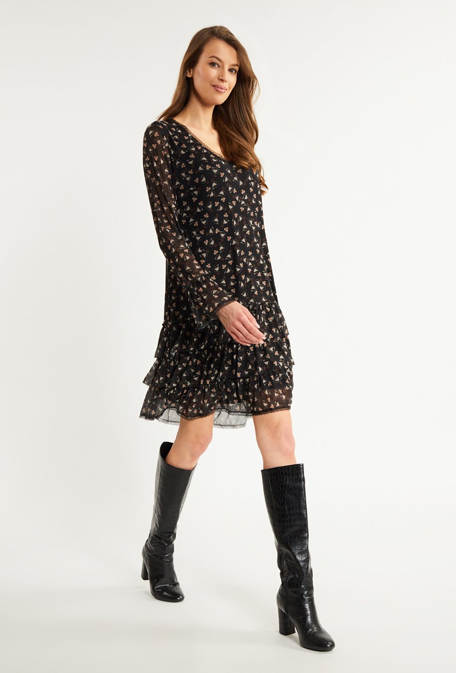 Wzorzysta sukienka damska z falbaną