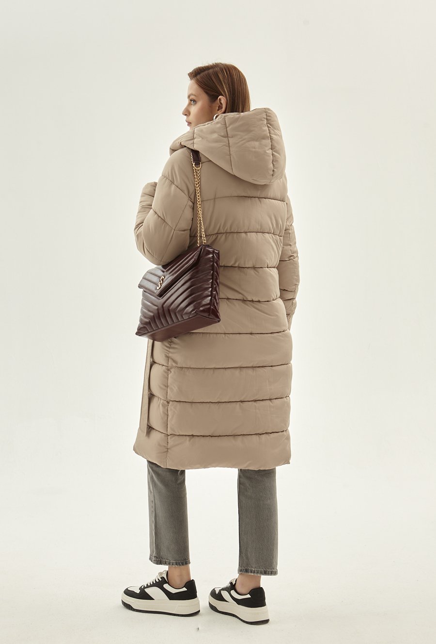 Długa kurtka z ozdobnym paskiem