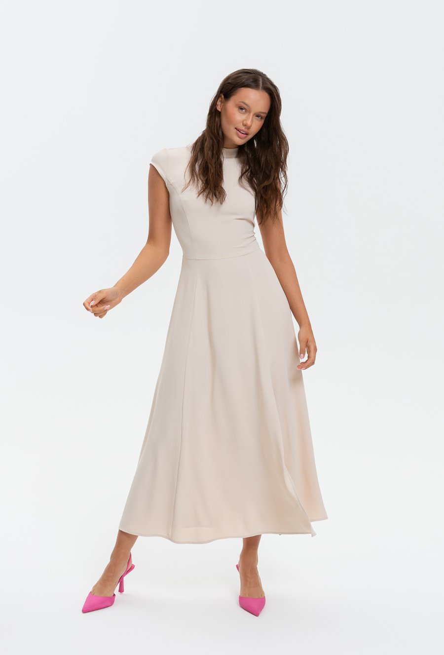 Długa sukienka ze st&oacute;jką