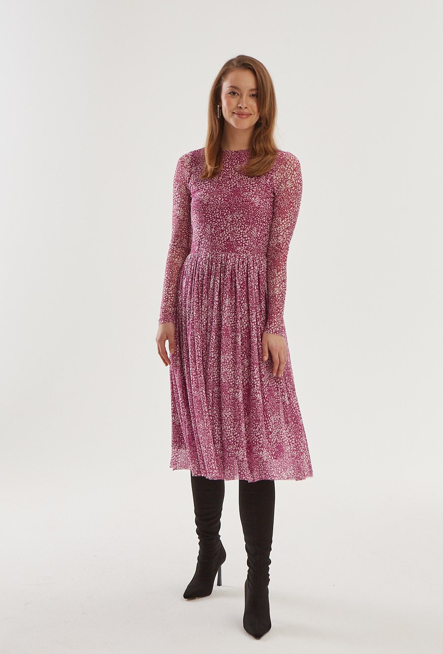 R&oacute;żowa sukienka z mesh'owej tkaniny